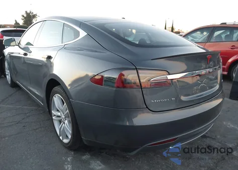 2013 Tesla Model S z USA, uszkodzony, nr VIN 5YJSA1CNXDFP27124